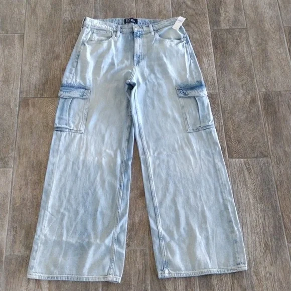GAP Factory High Rise Wide-Leg Cargo Jeans. Size: 12/31 Regular - Picture 6 of 11